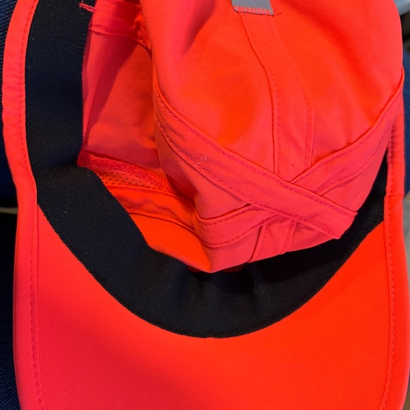 Under Armour Ultralight Running Hat. Fluorescent pink/orange - Picture 3 of 3